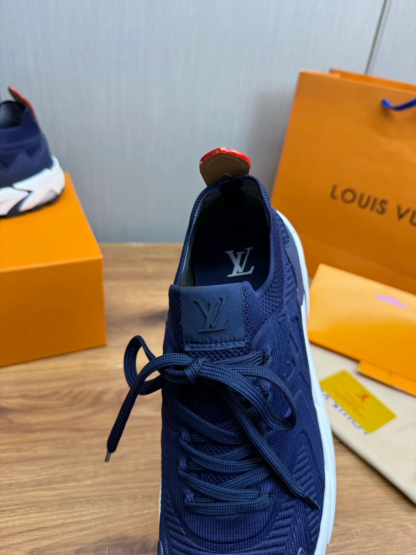 Men's Men's Shoes 580💰 🌈LV | Louis Vuitton 2025 LV Louis Vuitton L House Donkey Brand Latest Olympia Series Couple Style Silver Horn King Casual Sports Shoes Running Shoes This LV Olympia sports shoe combines mesh fabric and metallic synthetic leather and other technical fabrics to reinterpret the classic running shoe design with a neat and simple design. Lightweight EVA outsole provides a stretchy fit. Rich details such as Monogram embossing and LV letters establish recognition. Exquisite packaging at the delivery counter 🛍📦 ▪️Fabric: original imported technical fabric + mesh ▪️Inner lining: original customized breathable mesh ▪️Sole: original molded rubber foam material ▪️Sole thickness: 3.5CM ▪️Size: 38-44 yards